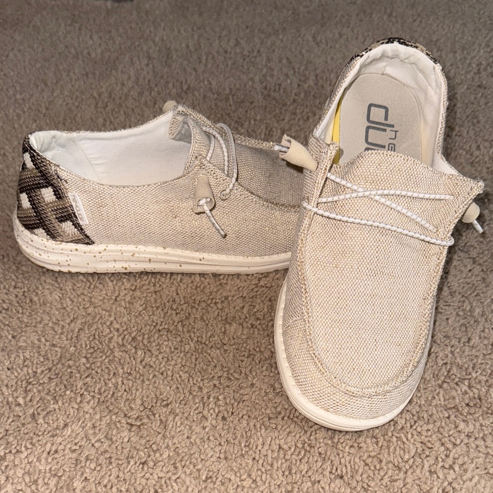 Hey Dude Light Tan Wendy “Brown Aztec” Women’s size 8 LIKE NEW